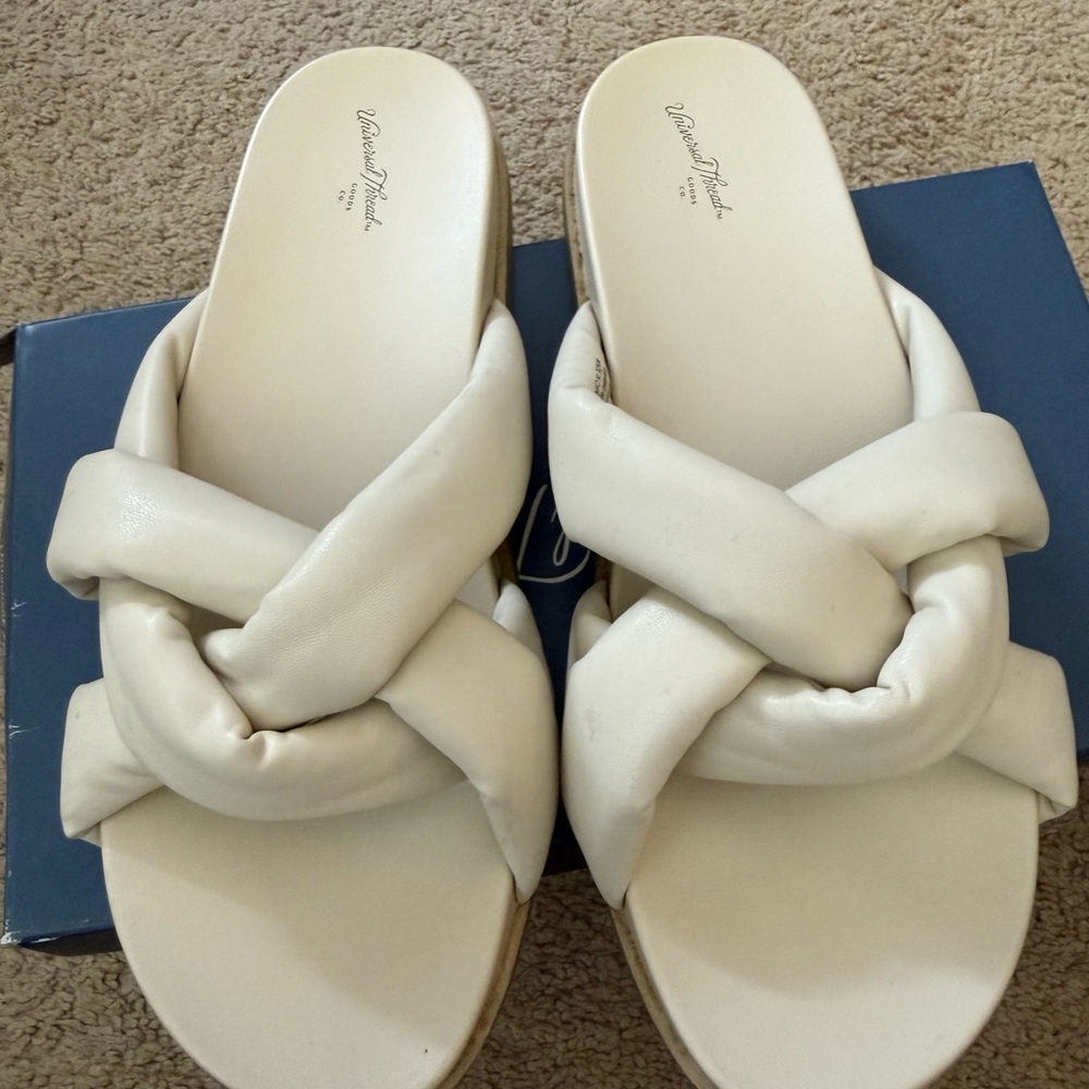 Univeral Thread Women's Cream Sandals